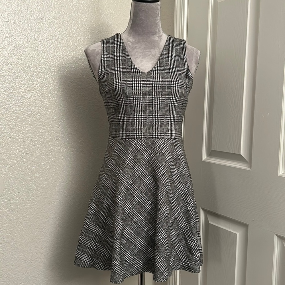 🔥Banana Republic plaid mini dress. Black and white, v-neck, sleeveless. Size 6 - Picture 9 of 9